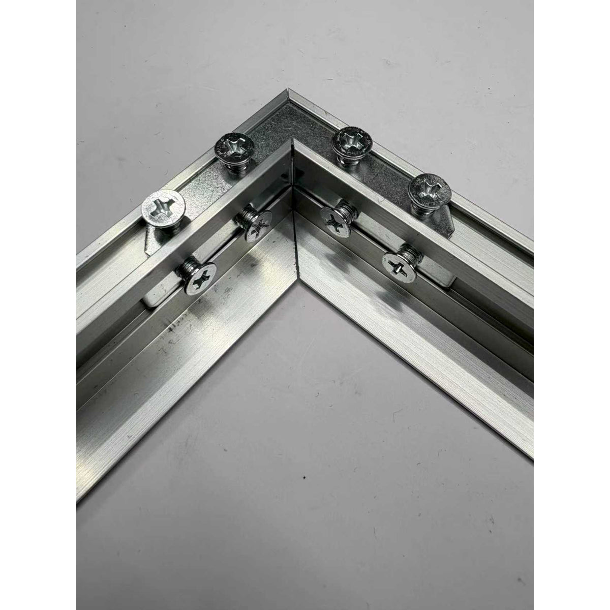 Detail van aluminium plafondframe voor hexagon LED systeem